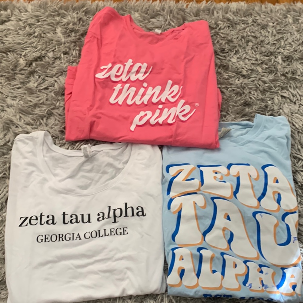 Scoop neck tshirt bundle. 2 are L, one is M.